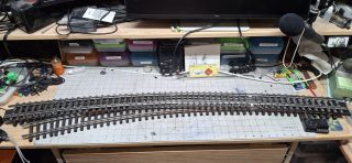 Size Comparison Of Curved Switch To Aristo-craft 20' Diameter Curved Section